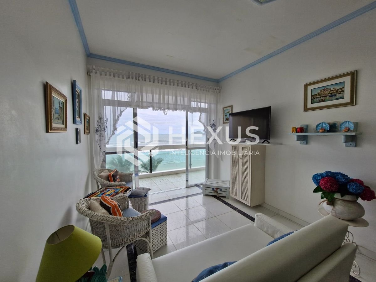 Foto 3 de Apartamento reformado frente mar com varanda na Praia das Pitangueiras, Guaruja