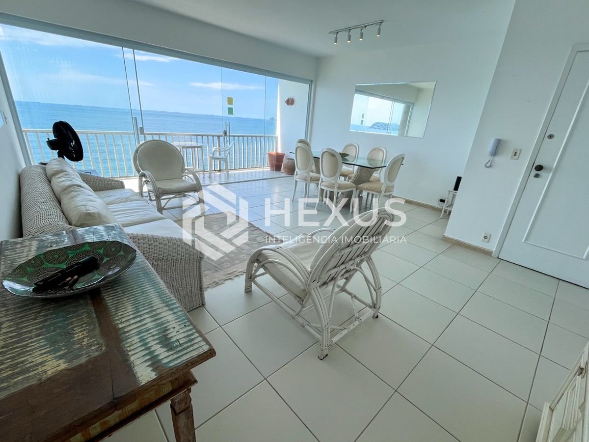 Foto 3 de Apartamento frente mar com varanda na Praia das Pitangueiras, Guaruja