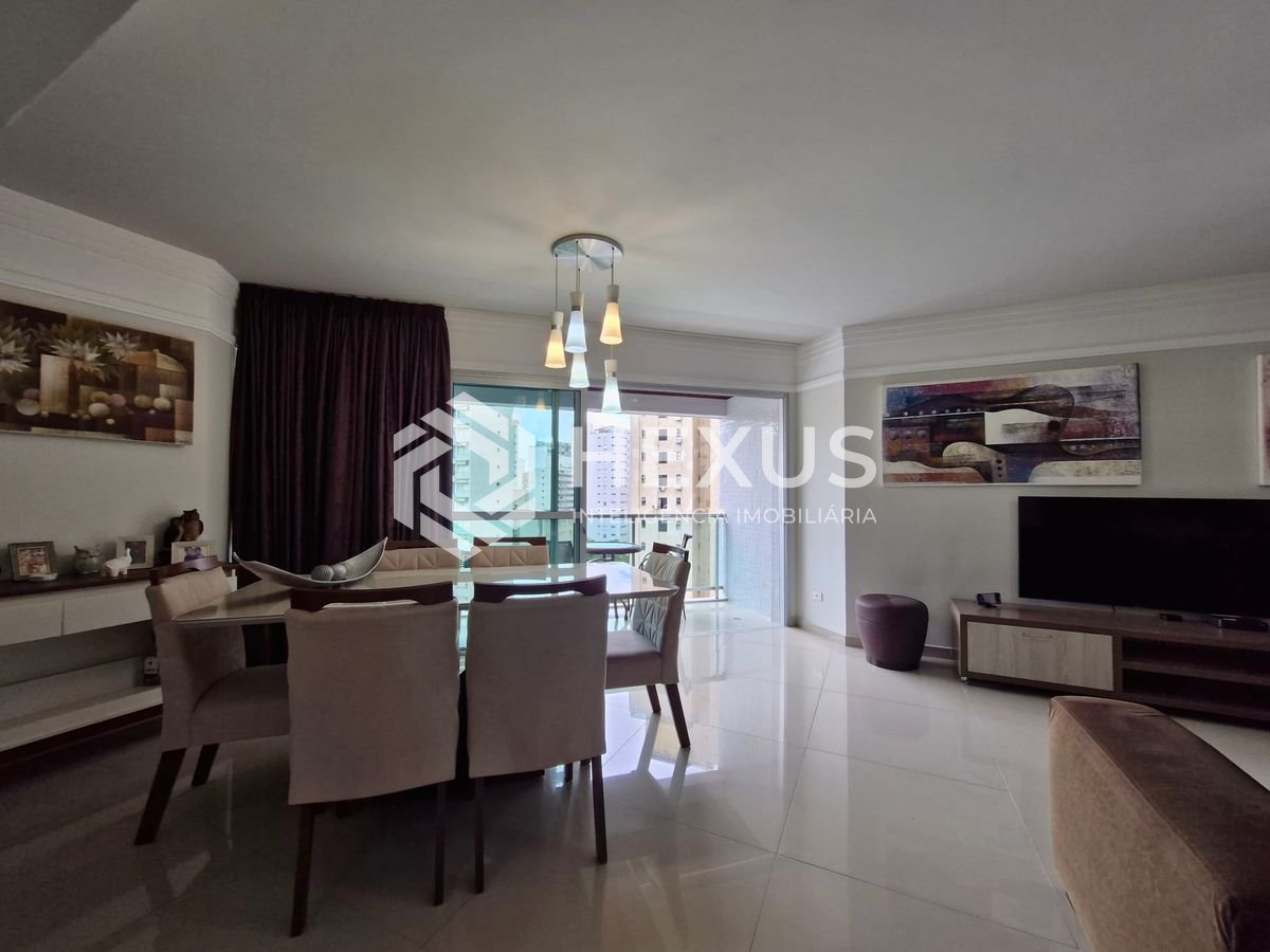 Foto 3 de Apartamento com varanda e lazer na região na Praia das Pitangueiras, Guaruja