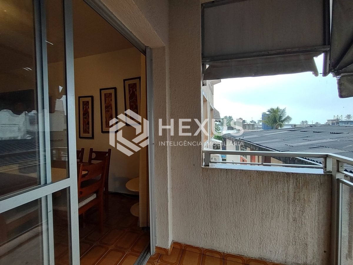 Foto 2 de Apartamento com varanda a 100 metros da praia na região dos hotéis da Praia da Enseada, Guarujá