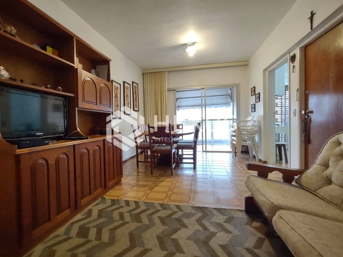 Foto 3 de Apartamento com varanda a 100 metros da praia na região dos hotéis da Praia da Enseada, Guarujá