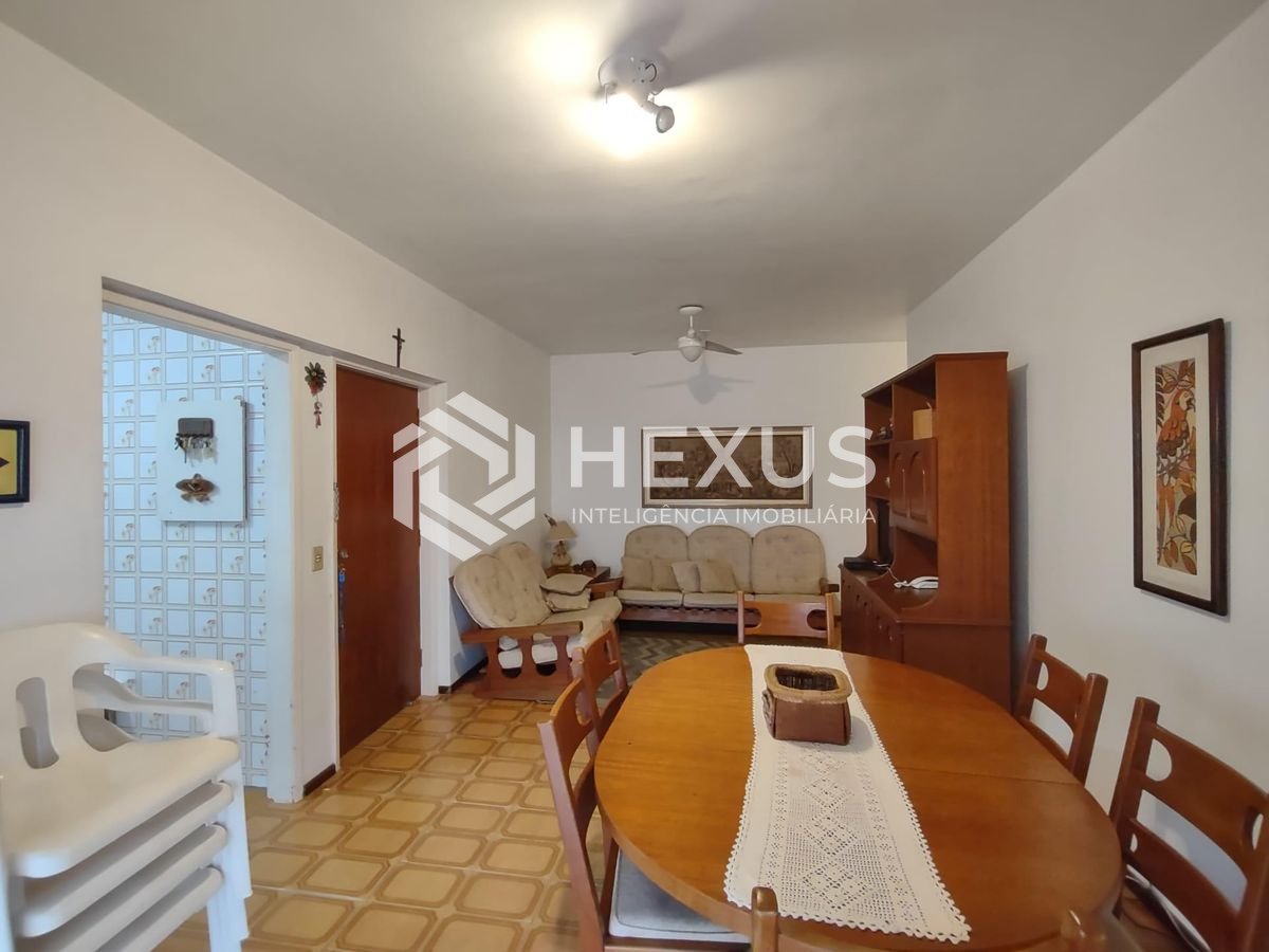 Foto 5 de Apartamento com varanda a 100 metros da praia na região dos hotéis da Praia da Enseada, Guarujá