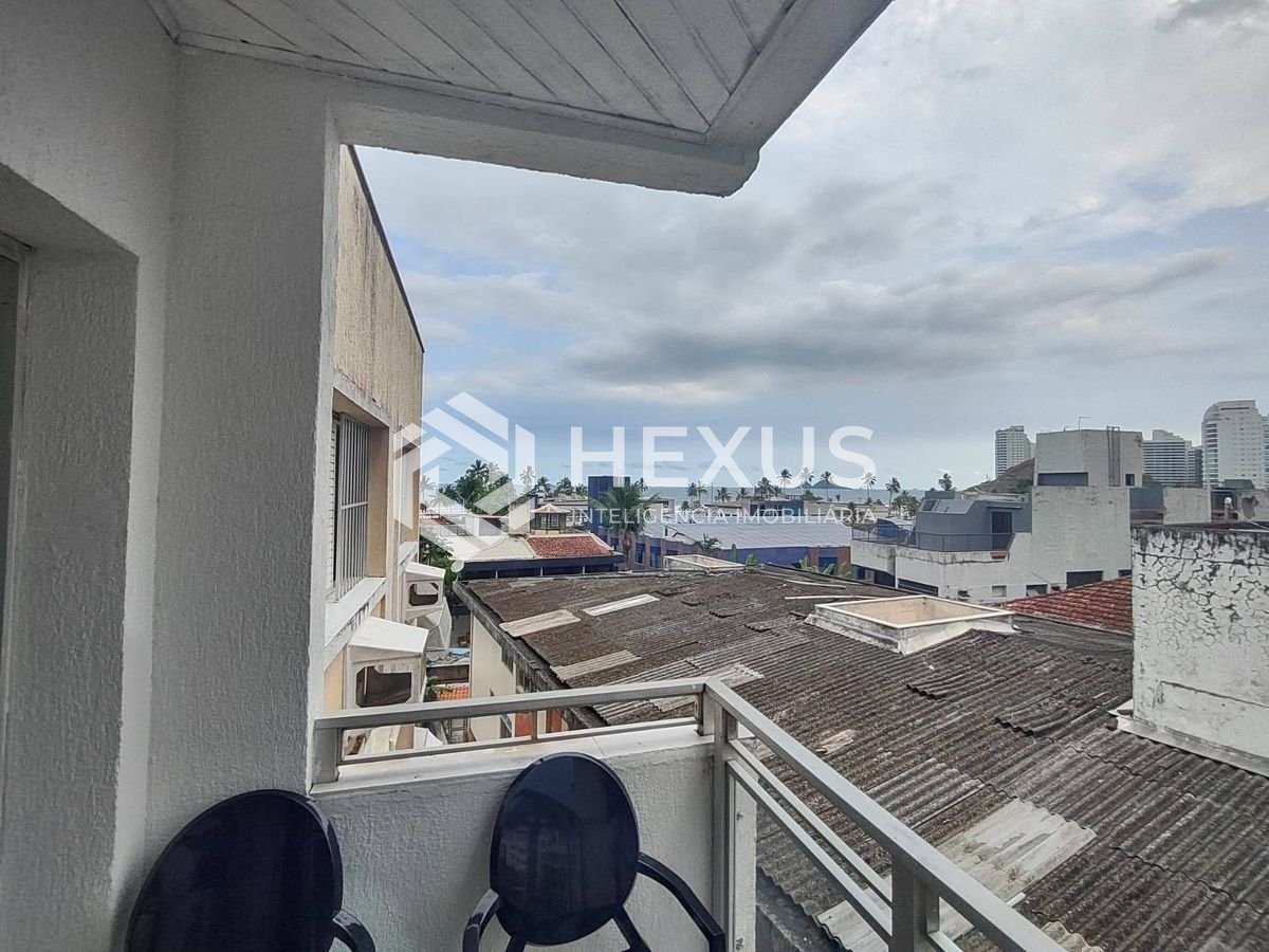 Foto 2 de Apartamento com varanda reformado na região dos Hotéis da Praia da Enseada, Guarujá