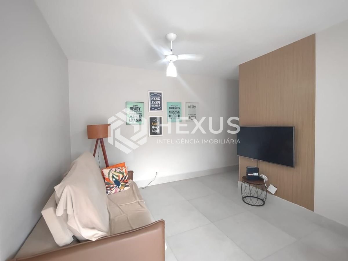 Foto 3 de Apartamento com varanda reformado na região dos Hotéis da Praia da Enseada, Guarujá