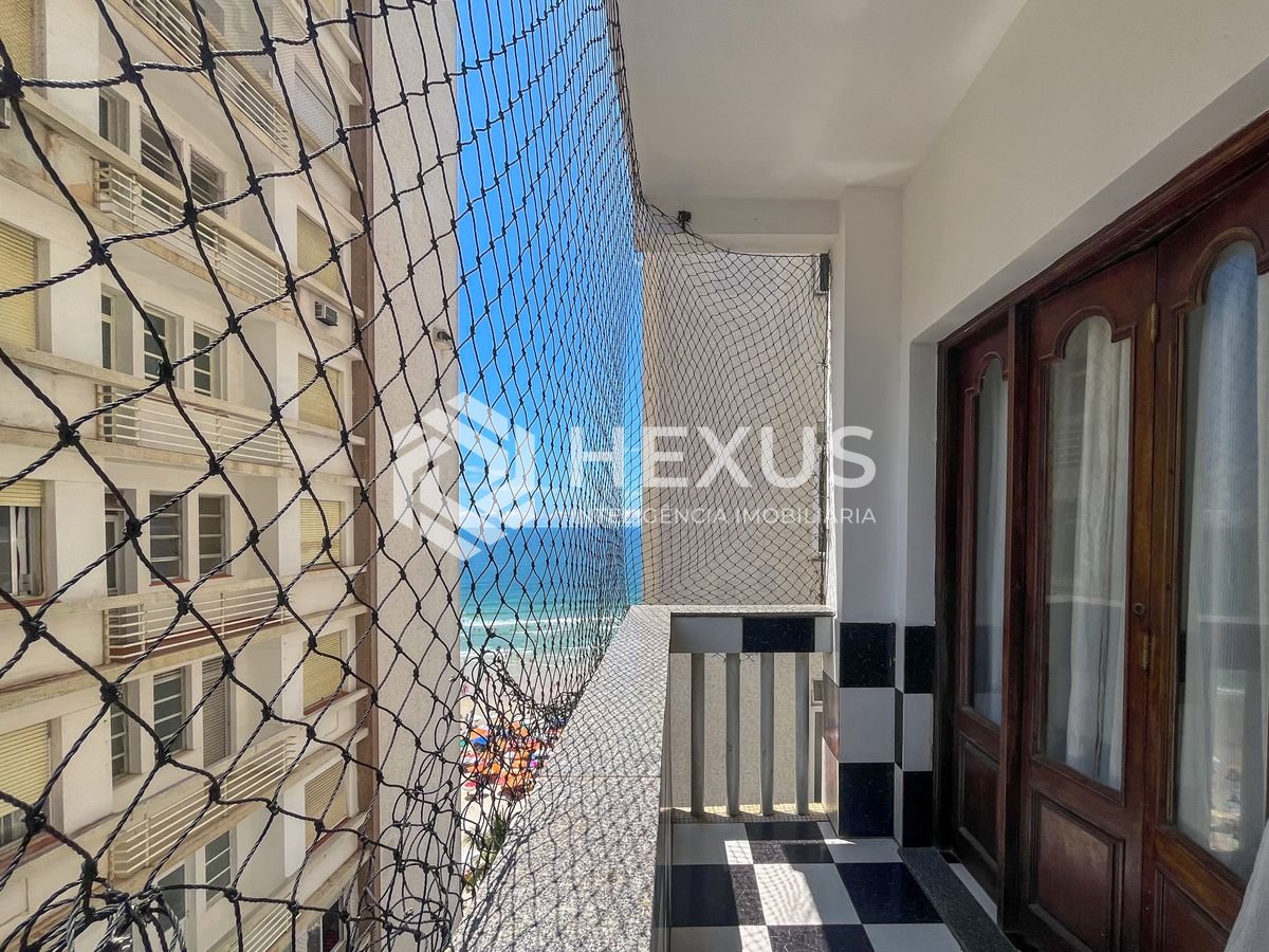 Foto 2 de Apartamento com varanda vista mar na beira mar da Praia das Pitangueiras, Guaruja