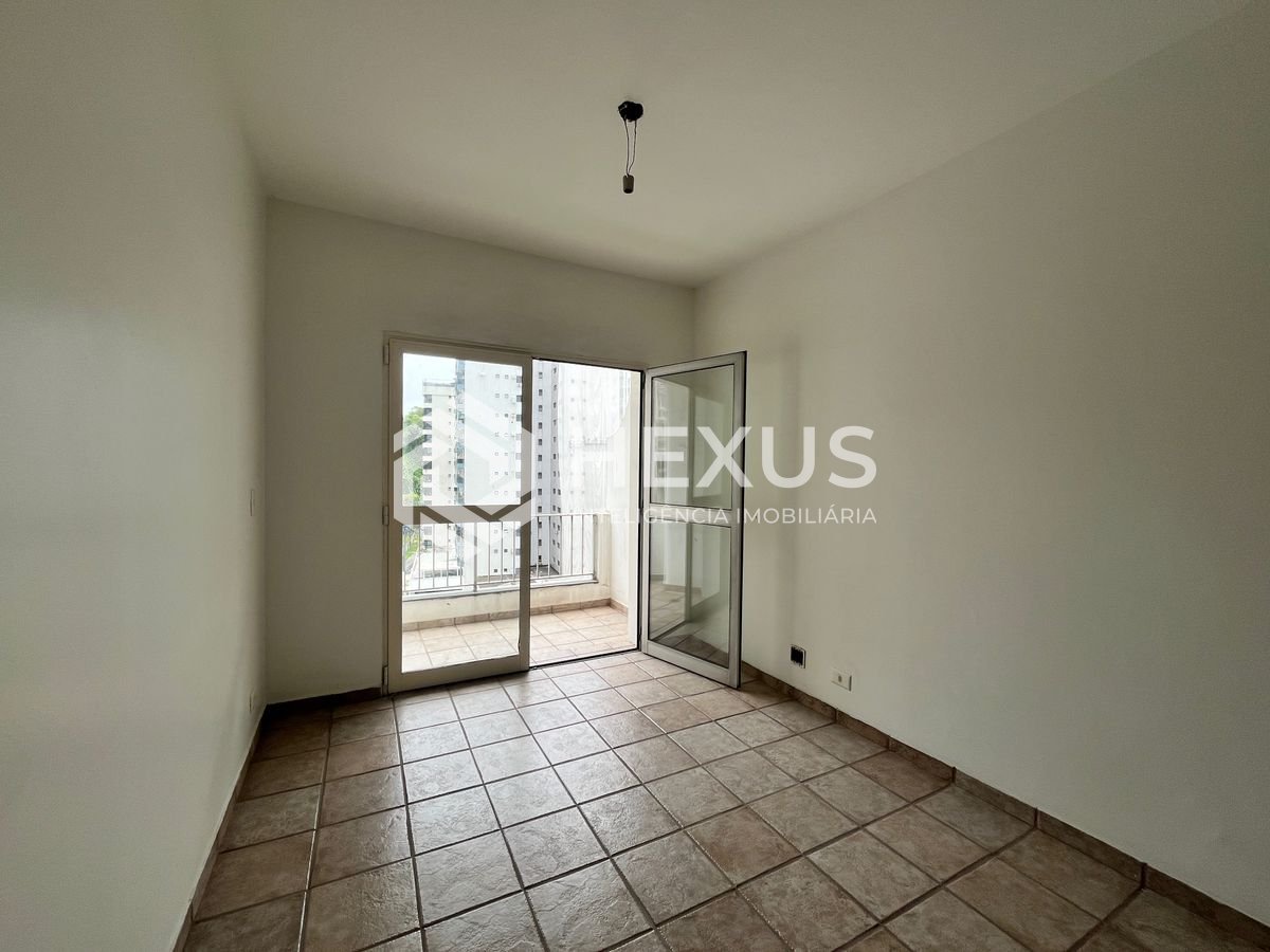 Foto 3 de Apartamento com varanda a uma quadra da Praia das Pitangueiras, Guaruja