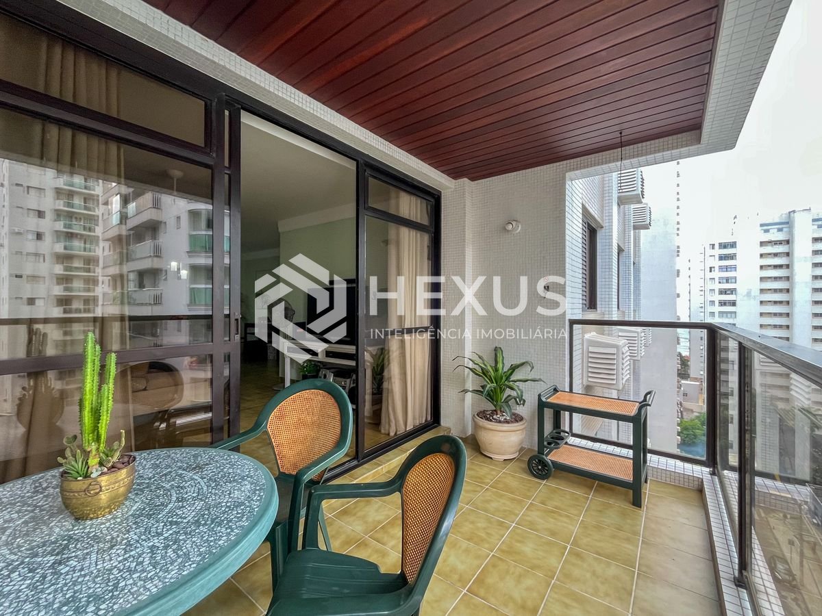 Foto 2 de Apartamento com varanda e lazer a uma quadra da Praia das Pitangueiras, Guaruja