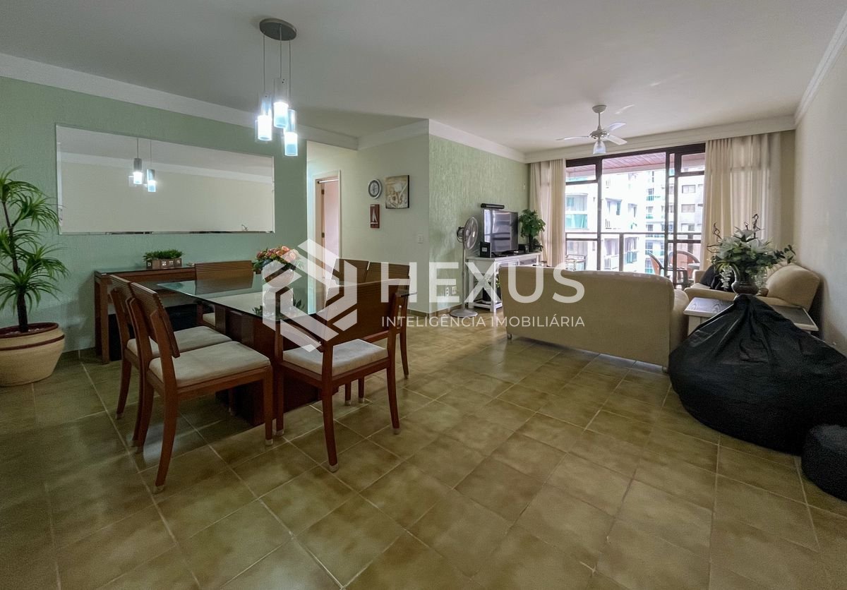 Foto 3 de Apartamento com varanda e lazer a uma quadra da Praia das Pitangueiras, Guaruja