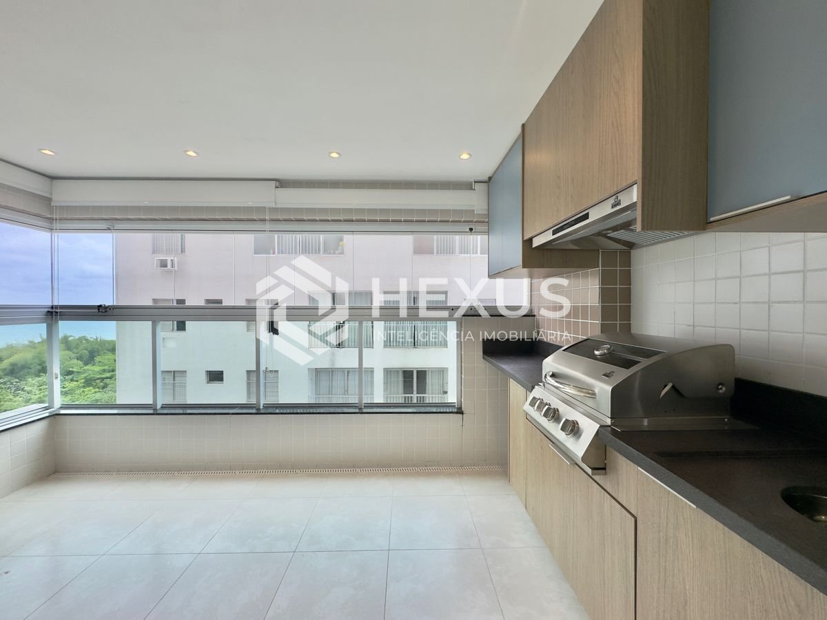 Foto 2 de Apartamento reformado com varanda gourmet e lazer a uma quadra da Praia das Asturias, Guaruja