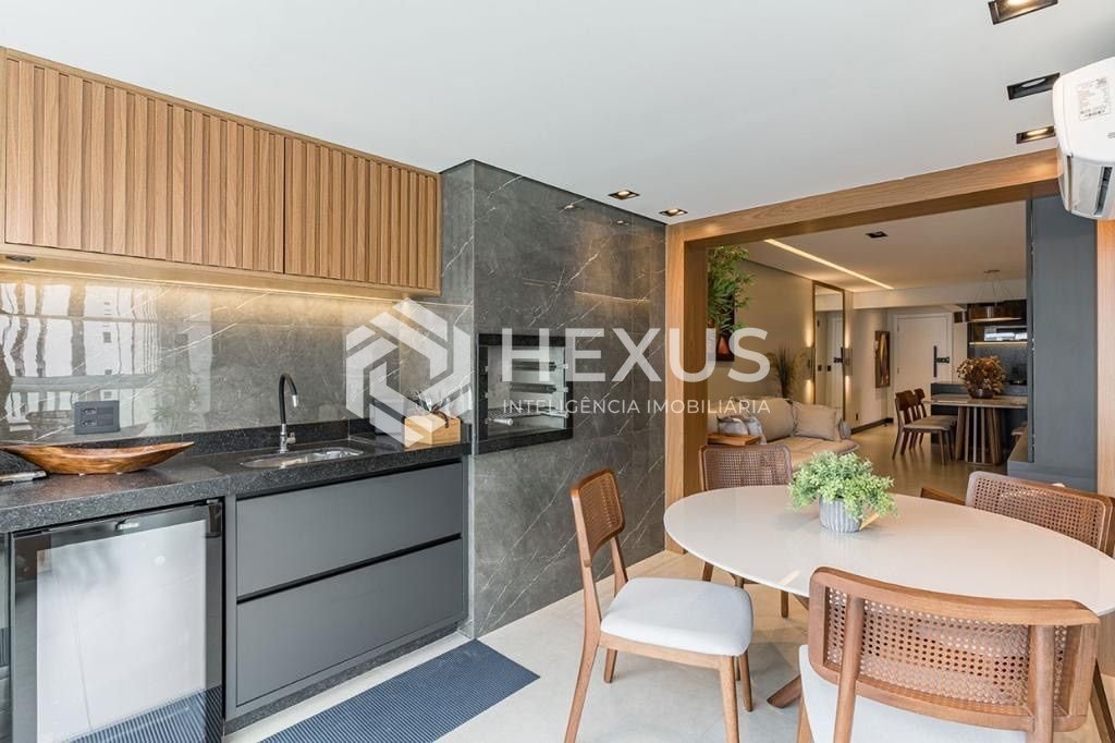 Foto 3 de Apartamento reformado frente mar com varanda gourmet em prédio novo com lazer na Praia das Asturias, Guaruja