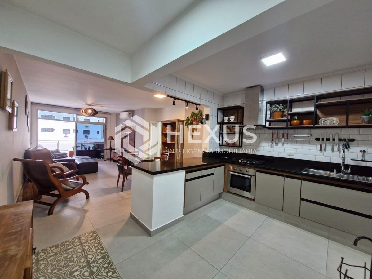 Foto 2 de Apartamento reformado com varanda a 180m da Praia das Pitangueiras, Guaruja