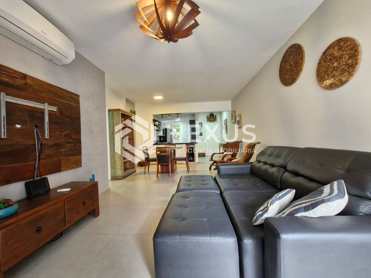 Foto 3 de Apartamento reformado com varanda a 180m da Praia das Pitangueiras, Guaruja