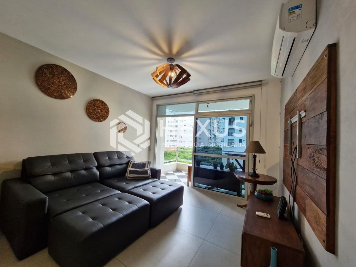 Foto 4 de Apartamento reformado com varanda a 180m da Praia das Pitangueiras, Guaruja