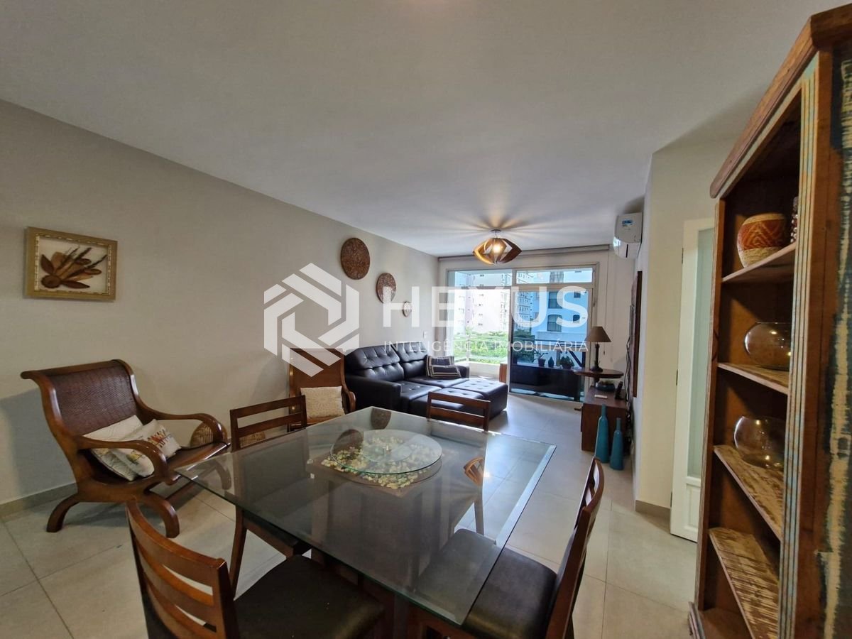 Foto 5 de Apartamento reformado com varanda a 180m da Praia das Pitangueiras, Guaruja