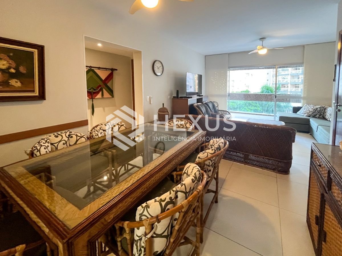 Foto 4 de Apartamento com varanda vista mar e lazer na beira mar da Praia das Pitangueiras, Guaruja