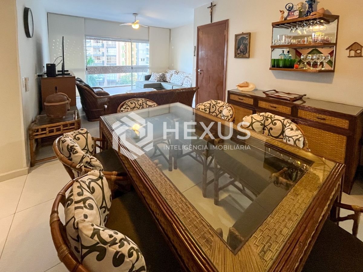 Foto 5 de Apartamento com varanda vista mar e lazer na beira mar da Praia das Pitangueiras, Guaruja