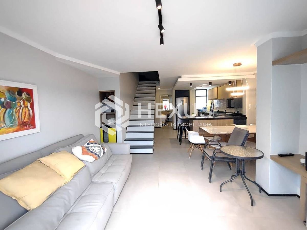 Foto 2 de Apartamento duplex reformado com varanda e lazer na Praia da Enseada, Guaruja