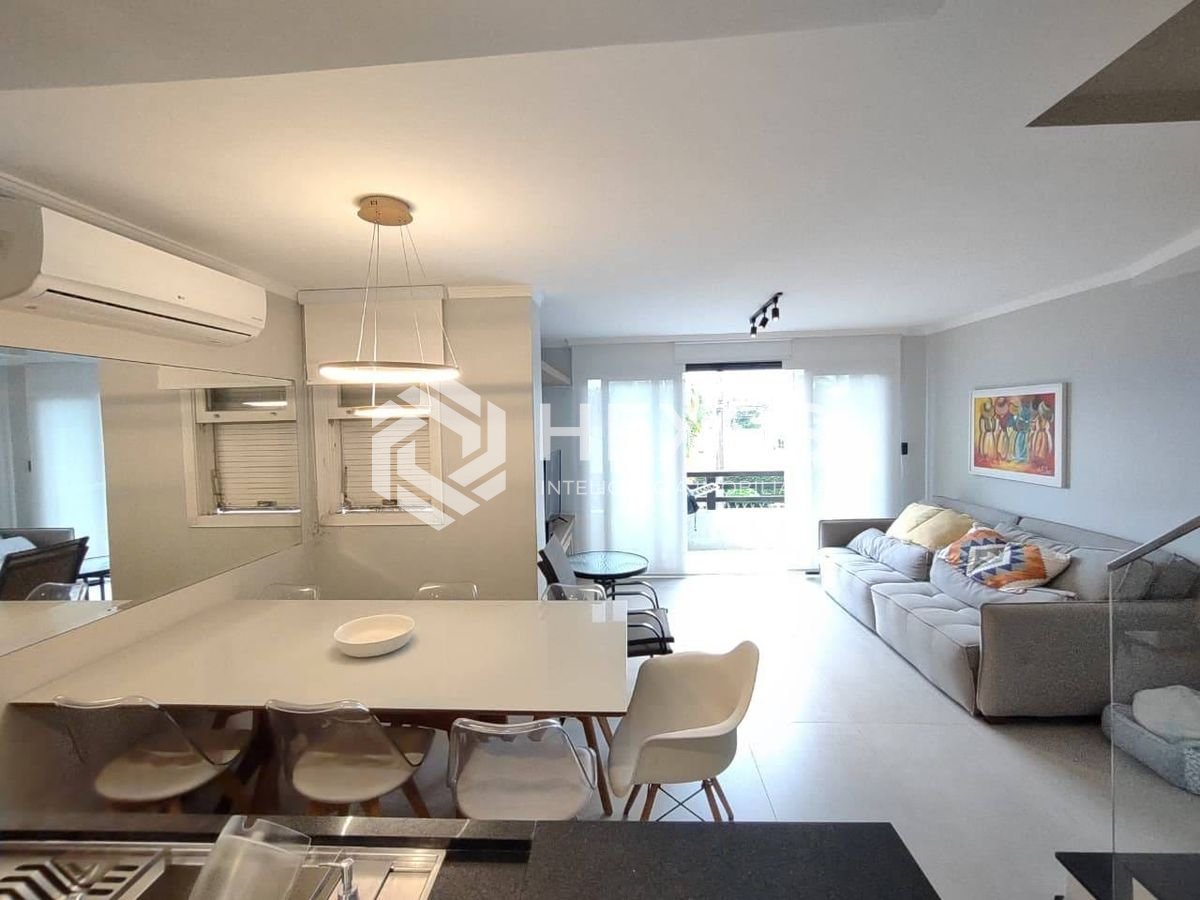 Foto 4 de Apartamento duplex reformado com varanda e lazer na Praia da Enseada, Guaruja