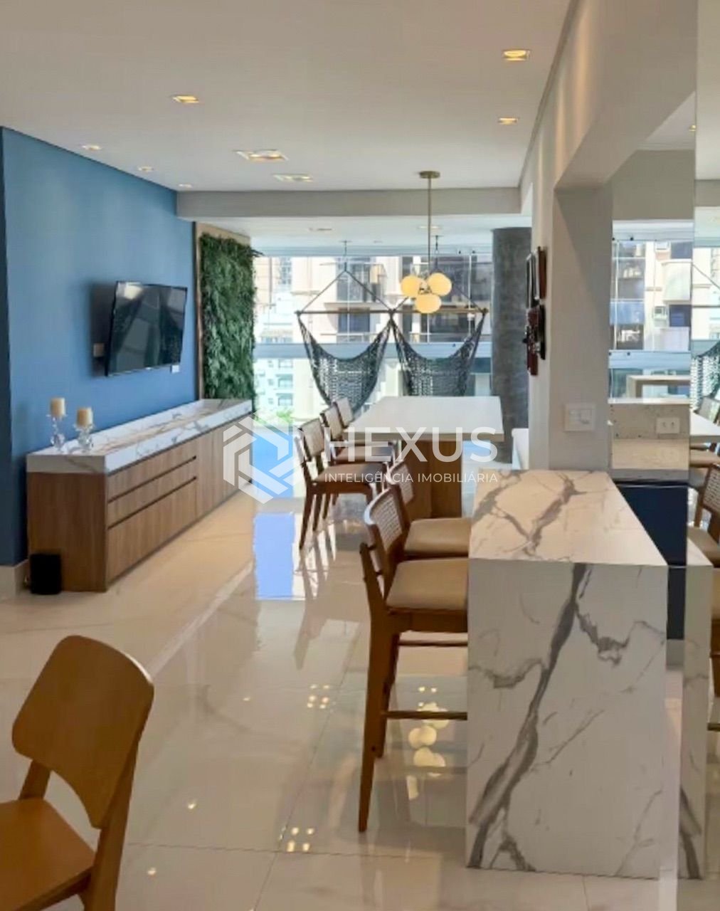 Foto 5 de Apartamento reformado com varanda gourmet e lazer na Praia da Enseada, Guaruja