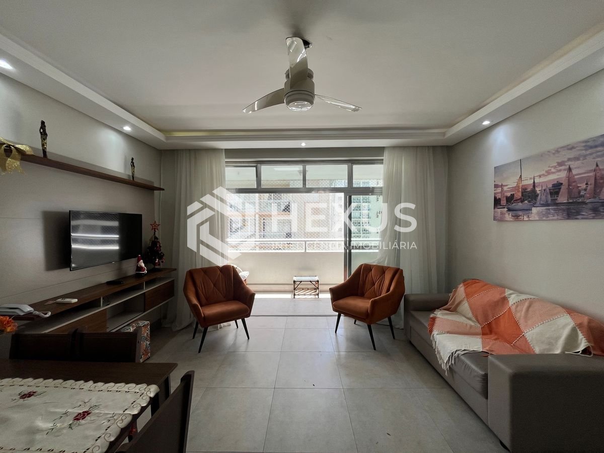 Foto 2 de Apartamento reformado com varanda na Praia das Pitangueiras, Guaruja