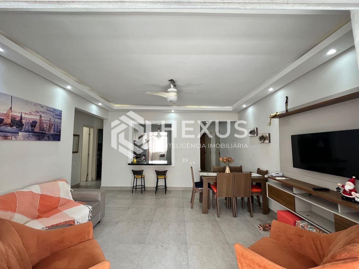 Foto 3 de Apartamento reformado com varanda na Praia das Pitangueiras, Guaruja
