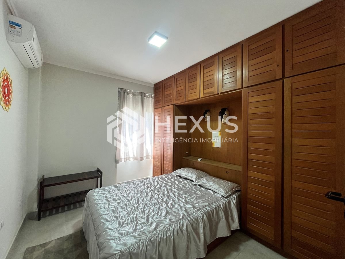 Foto 5 de Apartamento reformado com varanda na Praia das Pitangueiras, Guaruja