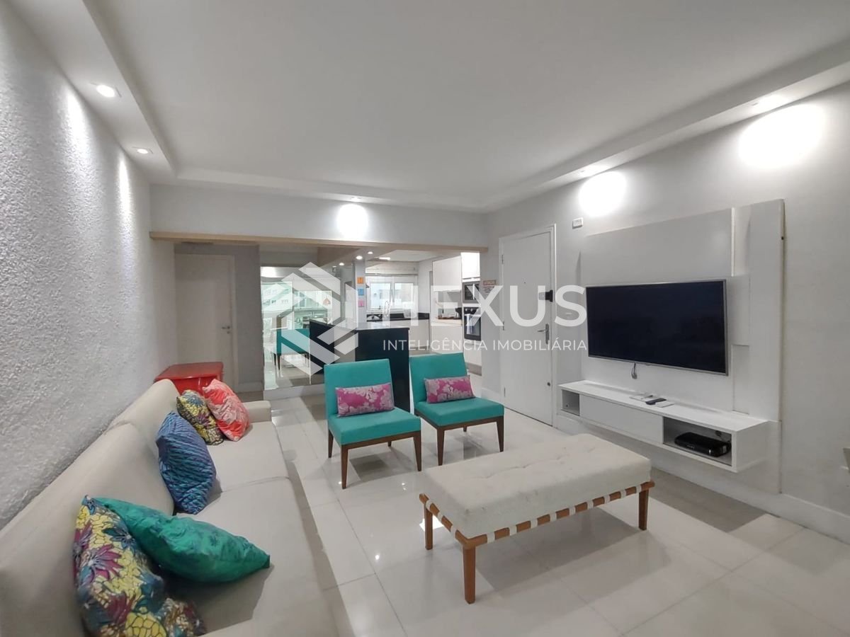 Foto 4 de Apartamento reformado com varanda gourmet e lazer na Praia da Enseada, Guaruja