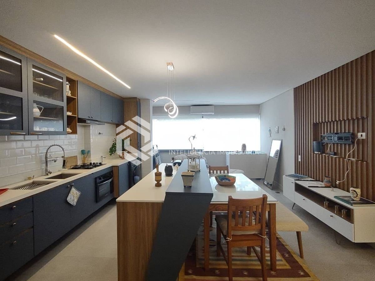 Foto 2 de Apartamento reformado com varanda gourmet e lazer na Praia da Enseada, Guaruja