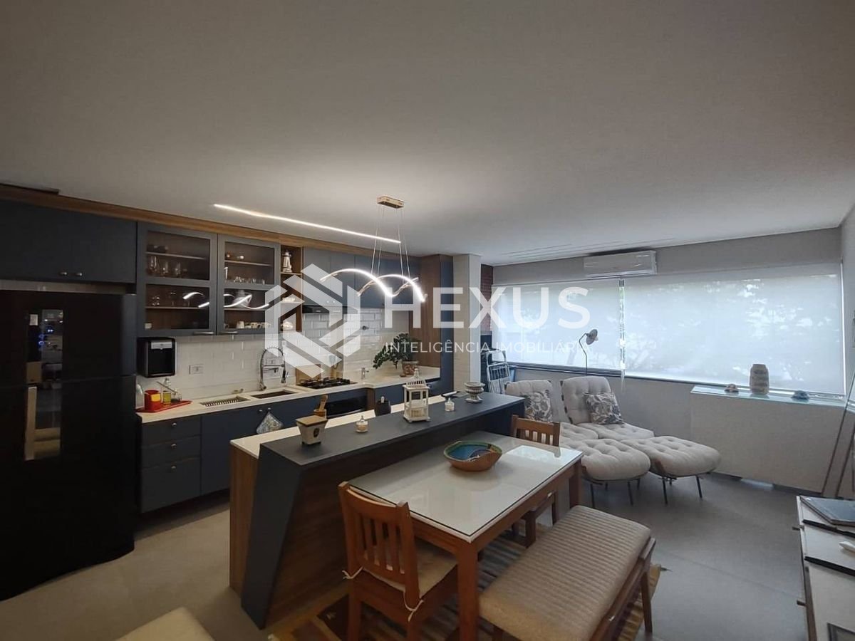 Foto 3 de Apartamento reformado com varanda gourmet e lazer na Praia da Enseada, Guaruja