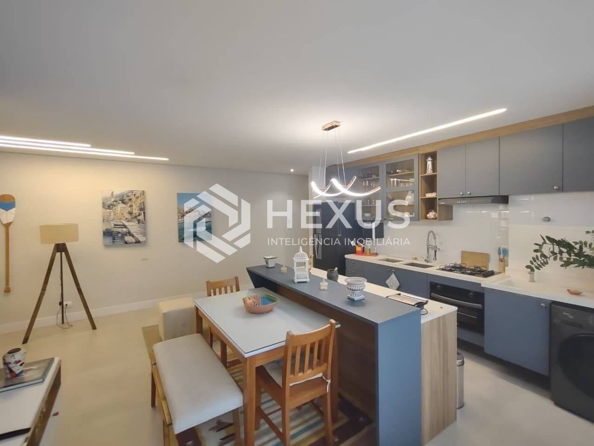 Foto 5 de Apartamento reformado com varanda gourmet e lazer na Praia da Enseada, Guaruja