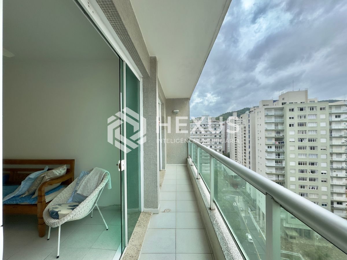 Foto 2 de Apartamento com varanda e vista mar na beira mar da Praia das Pitangueiras, Guaruja