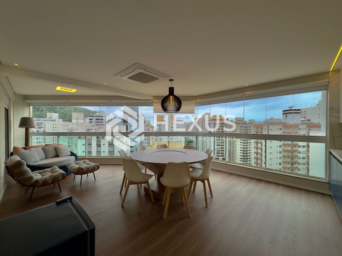 Foto 5 de Apartamento reformado com varanda gourmet e lazer a 2 quadras da Praia das Pitangueiras, Guarujá