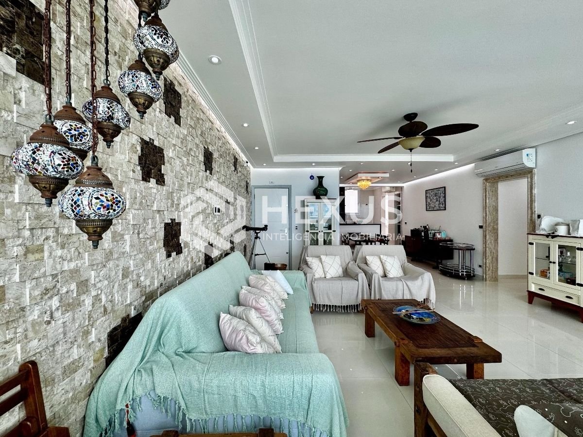 Foto 4 de Apartamento frente mar com varanda e vaga na Praia das Pitangueiras, Guarujá, SP
