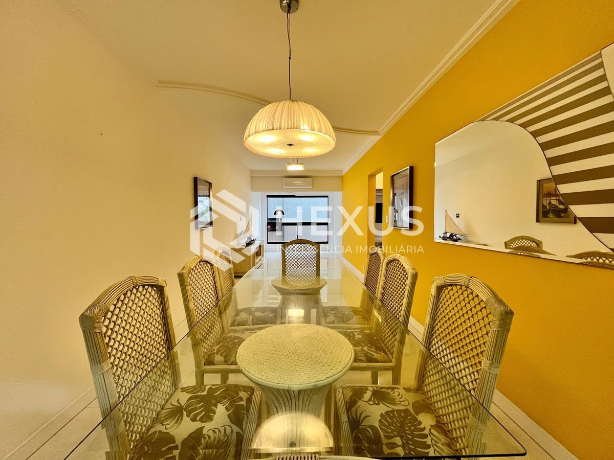 Foto 2 de Apartamento com varanda e despesas baixas na Praia das Pitangueiras, Guaruja