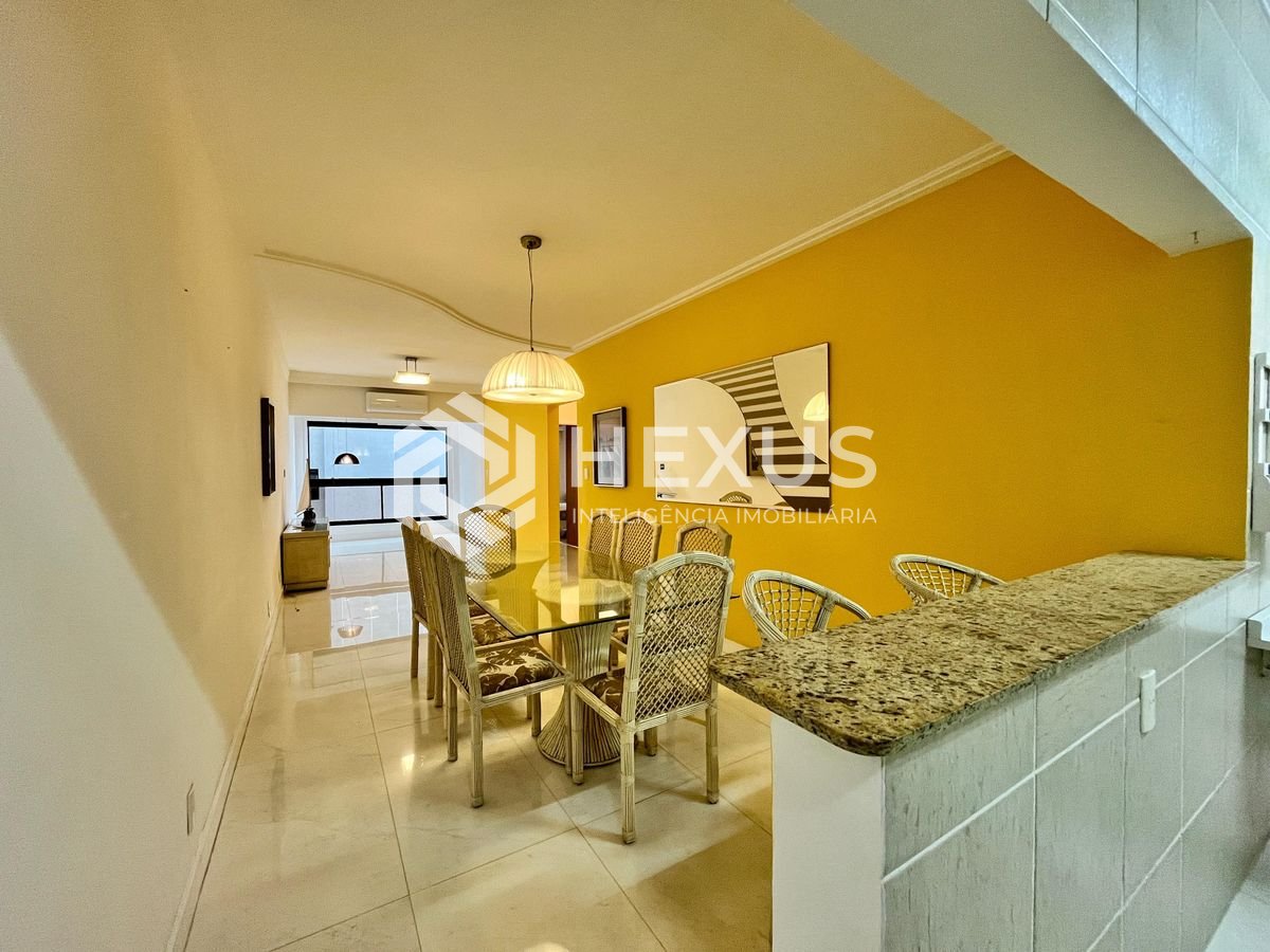 Foto 3 de Apartamento com varanda e despesas baixas na Praia das Pitangueiras, Guaruja