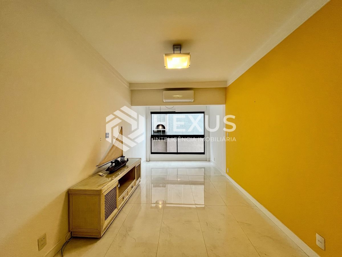 Foto 5 de Apartamento com varanda e despesas baixas na Praia das Pitangueiras, Guaruja