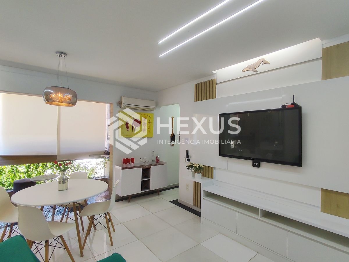 Foto 2 de Apartamento reformado com varanda e lazer na Praia das Astúrias, Guarujá