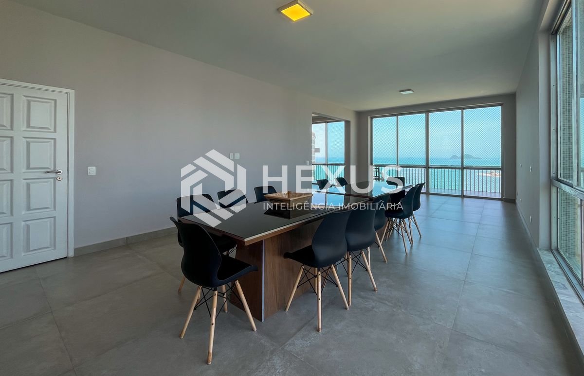 Foto 4 de Apartamento frente mar com varanda na Praia das Pitangueiras, Guaruja