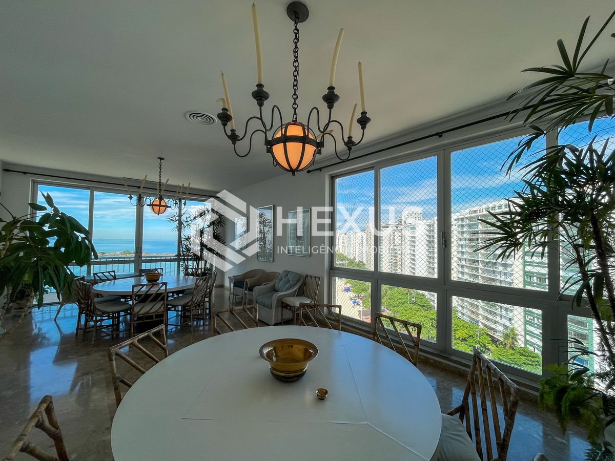 Foto 3 de Apartamento frente mar com varanda na Praia das Pitangueiras, Guaruja