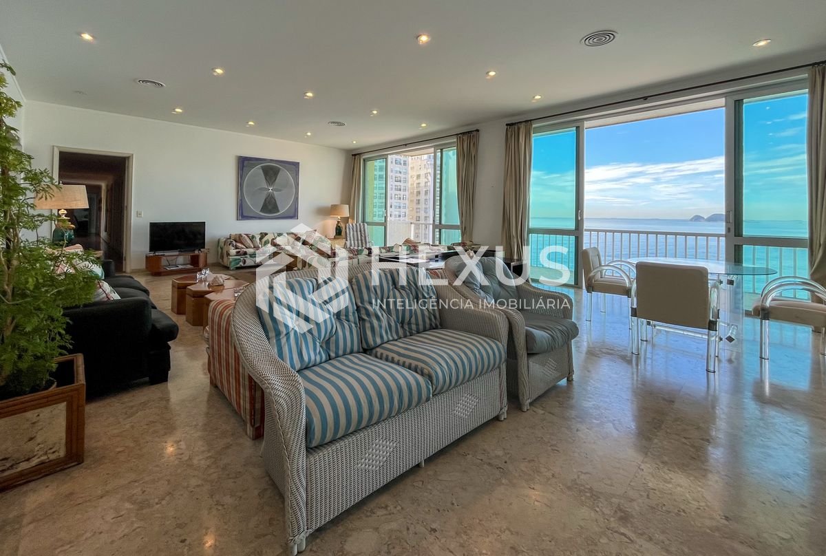 Foto 4 de Apartamento frente mar com varanda na Praia das Pitangueiras, Guaruja