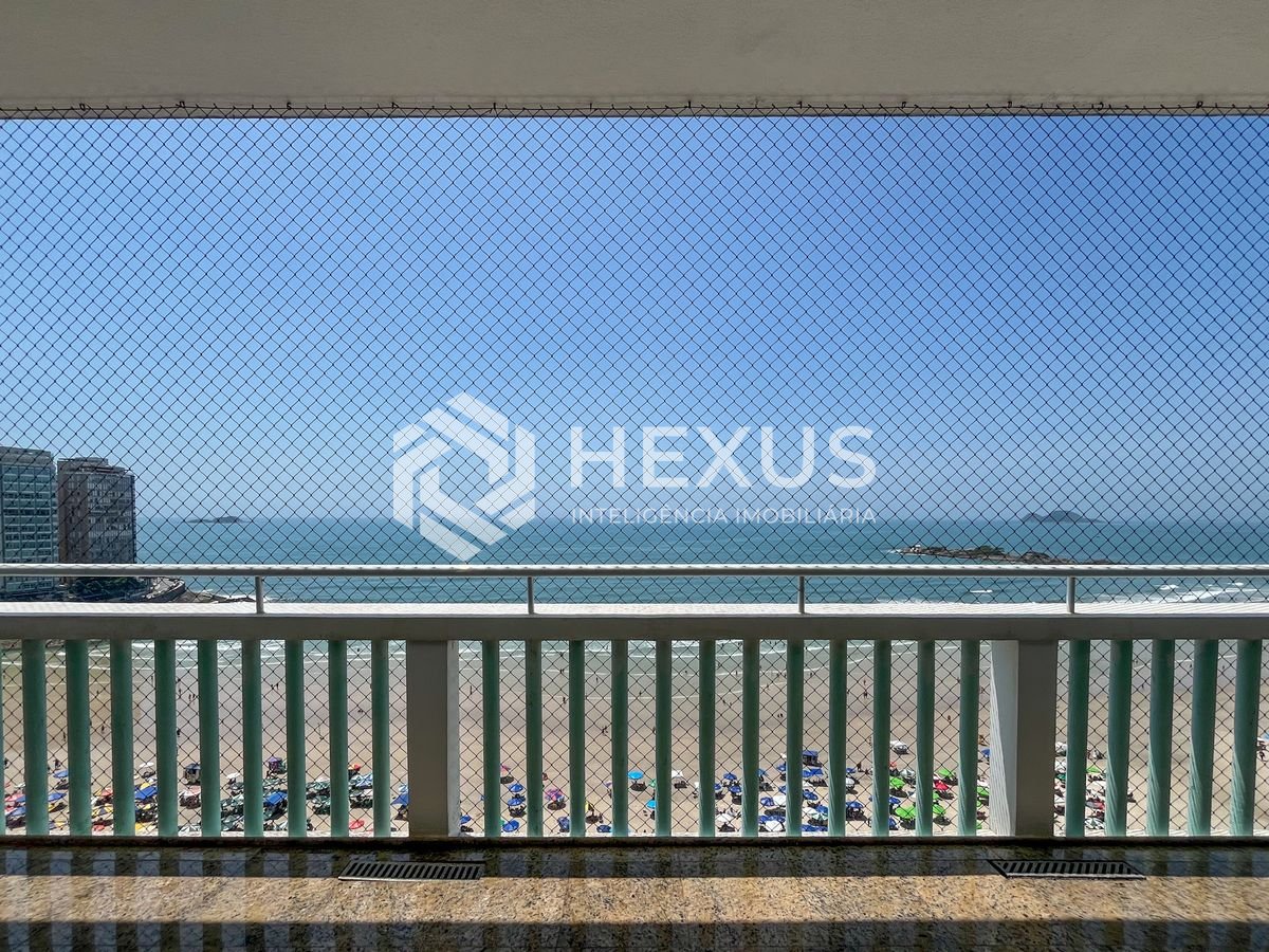 Foto 3 de Apartamento reformado frente mar com varanda na Praia das Pitangueiras, Guaruja