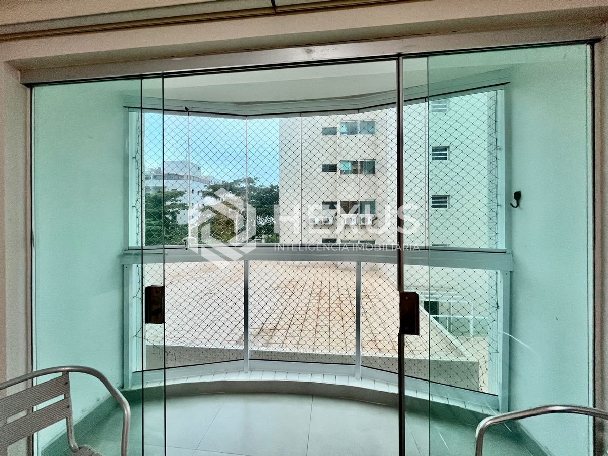 Foto 2 de Aprtamento reformado com varanda na Praia da Enseada, Guaruja