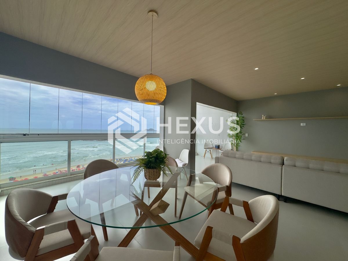 Foto 3 de Apartamento reformado frente mar com varanda e lazer na Praia das Pitangueiras, Guaruja