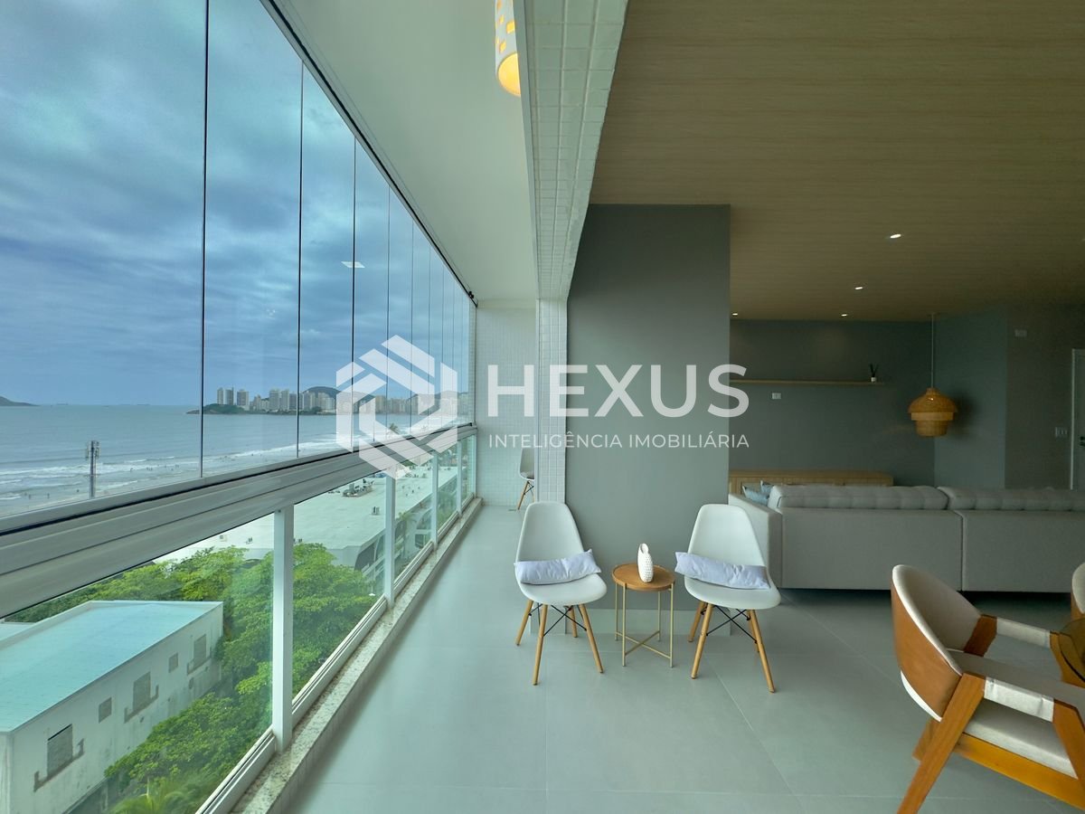 Foto 4 de Apartamento reformado frente mar com varanda e lazer na Praia das Pitangueiras, Guaruja