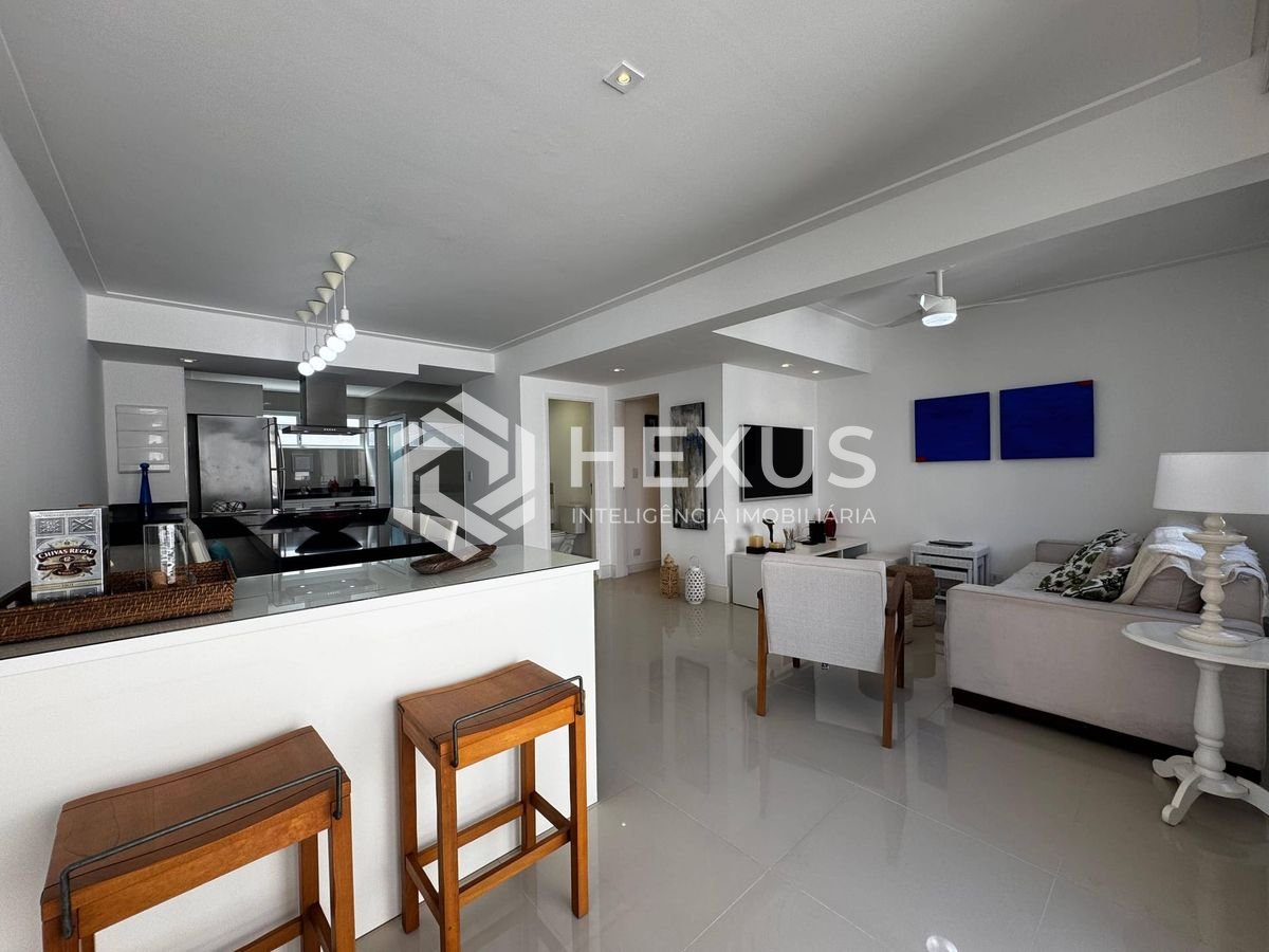 Foto 3 de Apartamento com varanda vista mar na beira mar da Praia das Pitangueiras, Guaruja