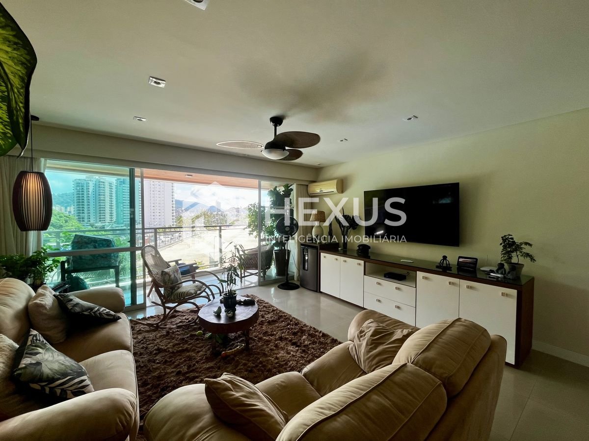 Foto 3 de Apartamento reformado frente mar com varanda e lazer na Praia das Pitangueiras, Guaruja