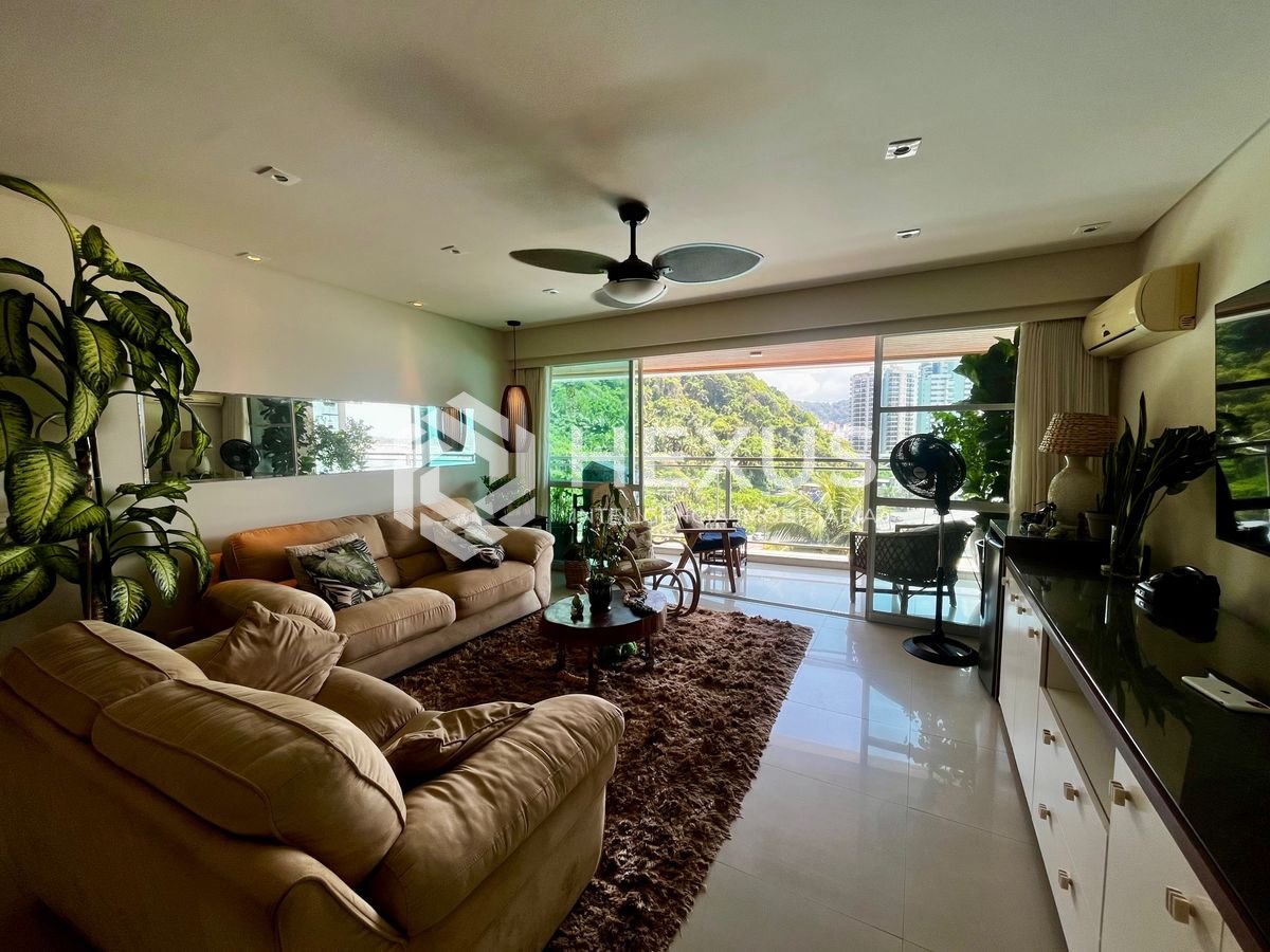 Foto 4 de Apartamento reformado frente mar com varanda e lazer na Praia das Pitangueiras, Guaruja