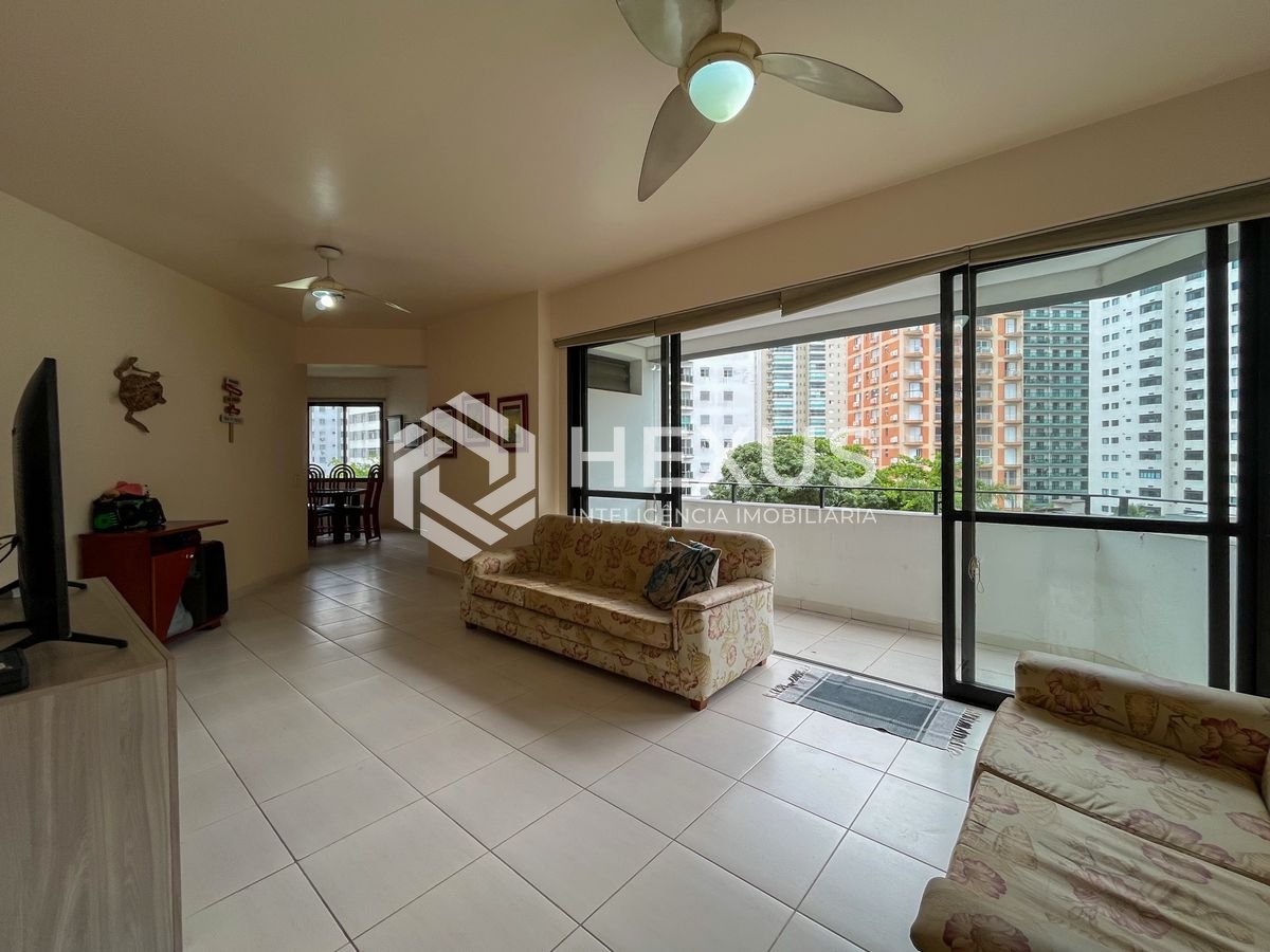 Foto 2 de Apartamento com varanda a duas quadras da Praia das Pitangueiras, Guaruja