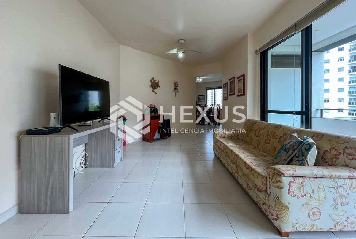 Foto 3 de Apartamento com varanda a duas quadras da Praia das Pitangueiras, Guaruja