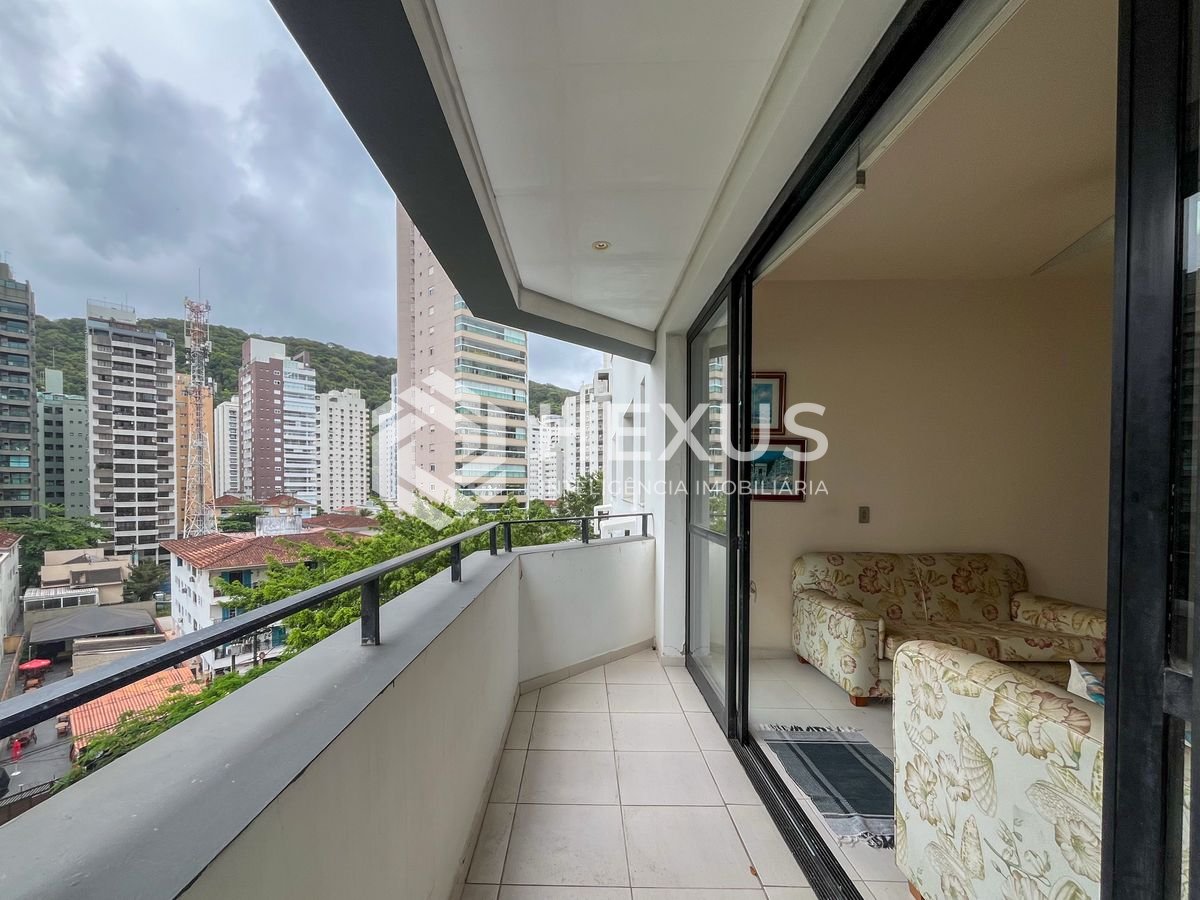 Foto 5 de Apartamento com varanda a duas quadras da Praia das Pitangueiras, Guaruja